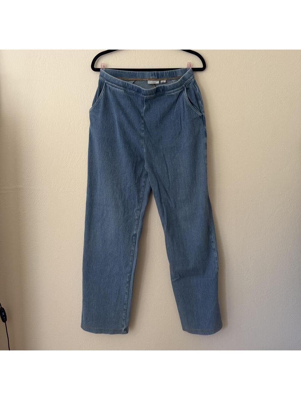 L.L.Bean blue denim straight leg soft jeans. In good used condition! 96% cotton.